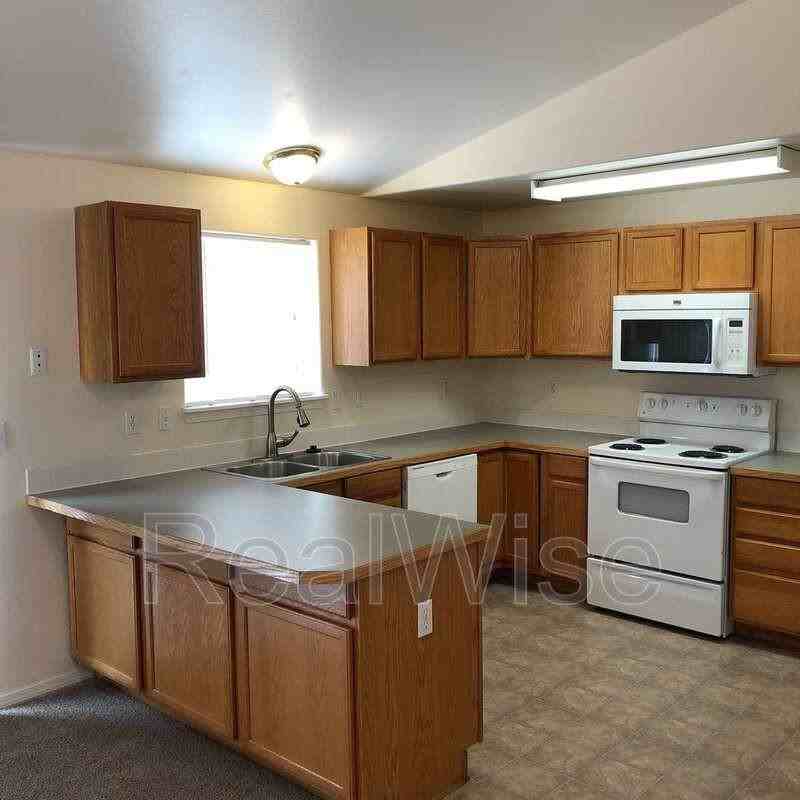 1231 Sw 33rd St - Photo 4 of 17