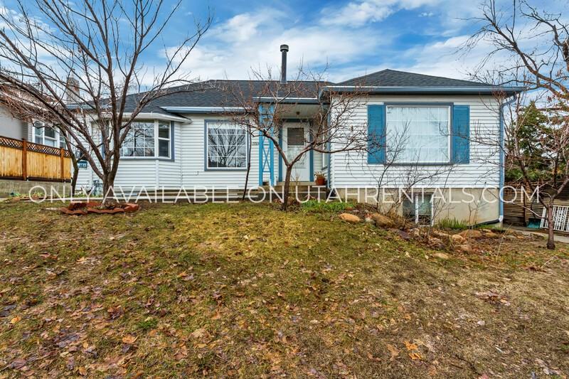 1116 E St #B - Photo 3 of 15