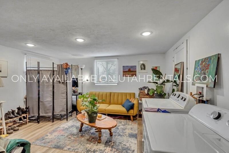 1116 E St #B - Photo 6 of 15