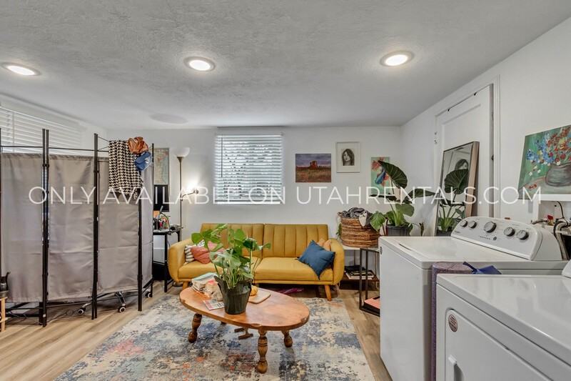 1116 E St #B - Photo 7 of 15