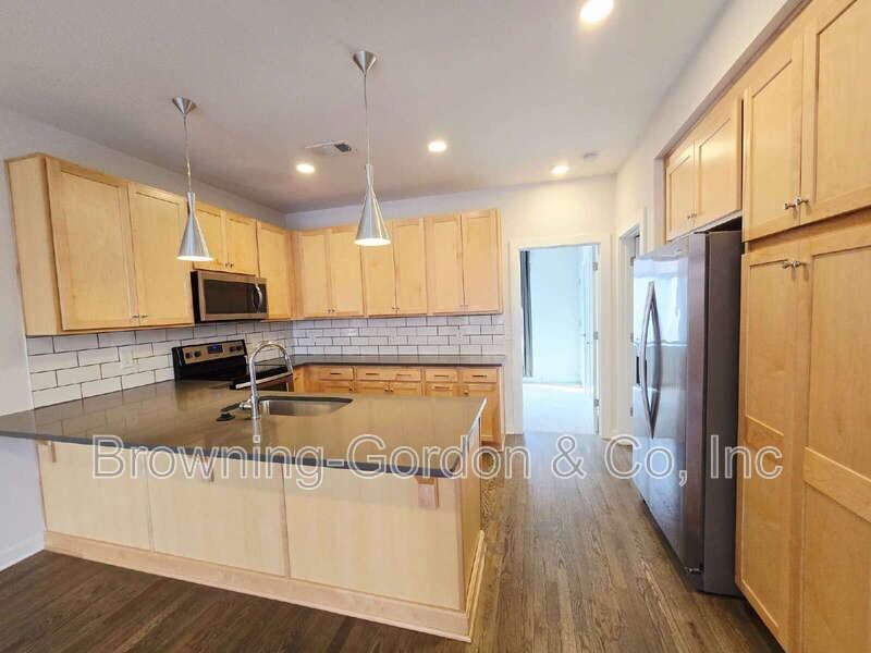 1035 Chester Ave #3 - Photo 4 of 19