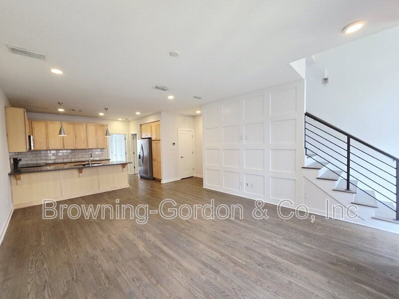 1035 Chester Ave #3 - Photo 6 of 19