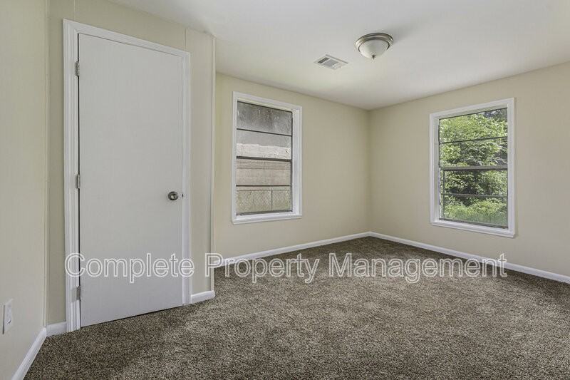 18 Center St - Photo 4 of 22