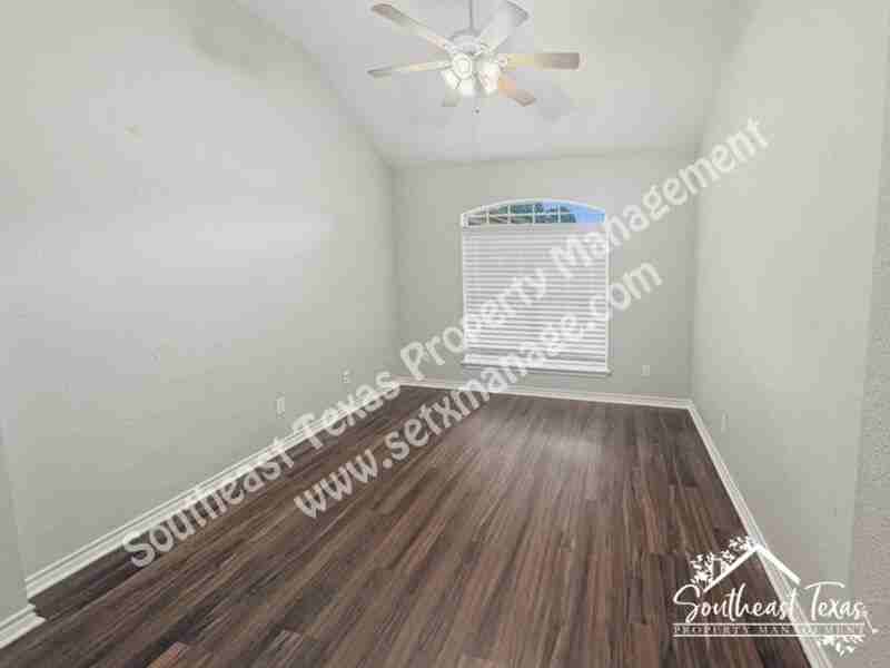 280 Parkway Dr - Photo 3 of 15