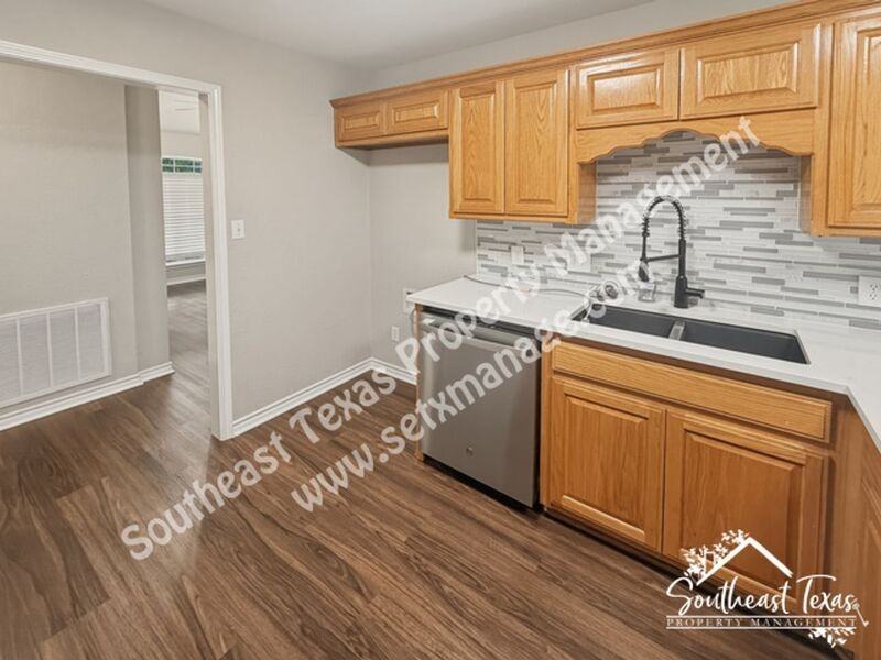 280 Parkway Dr - Photo 5 of 15