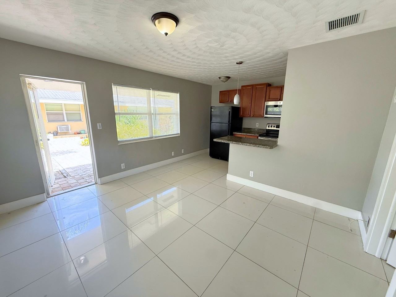 824 Northeast 17th Terrace - Photo 3 of 11