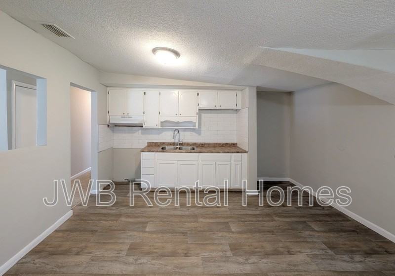 7762 Lake Park Dr - Photo 4 of 18