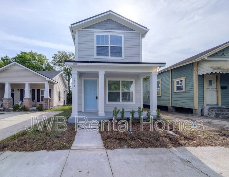 1203 Weare St - Photo 2 of 16