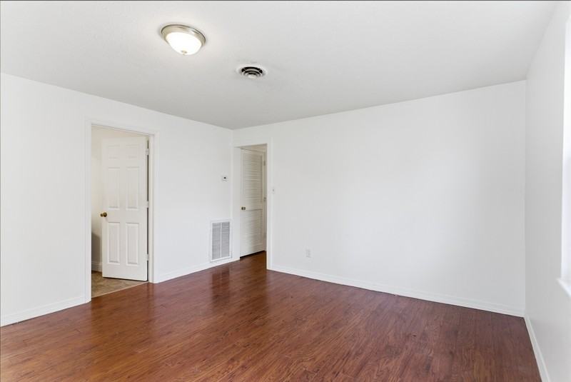 306 E Burwell Ave - Photo 2 of 10