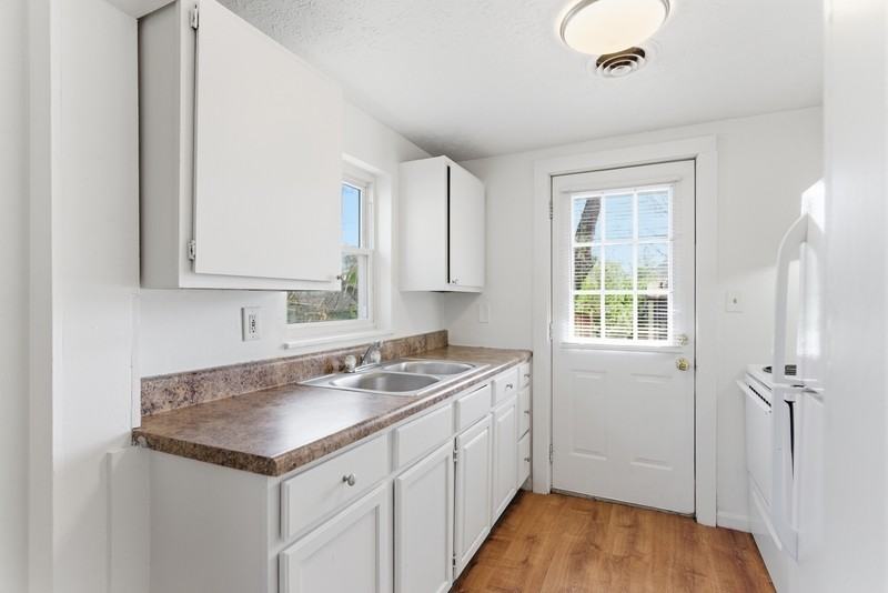 306 E Burwell Ave - Photo 4 of 10