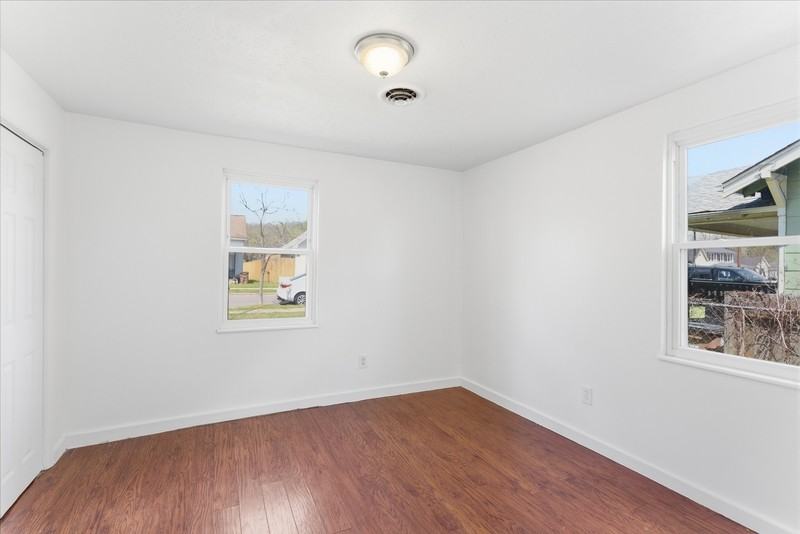 306 E Burwell Ave - Photo 6 of 10