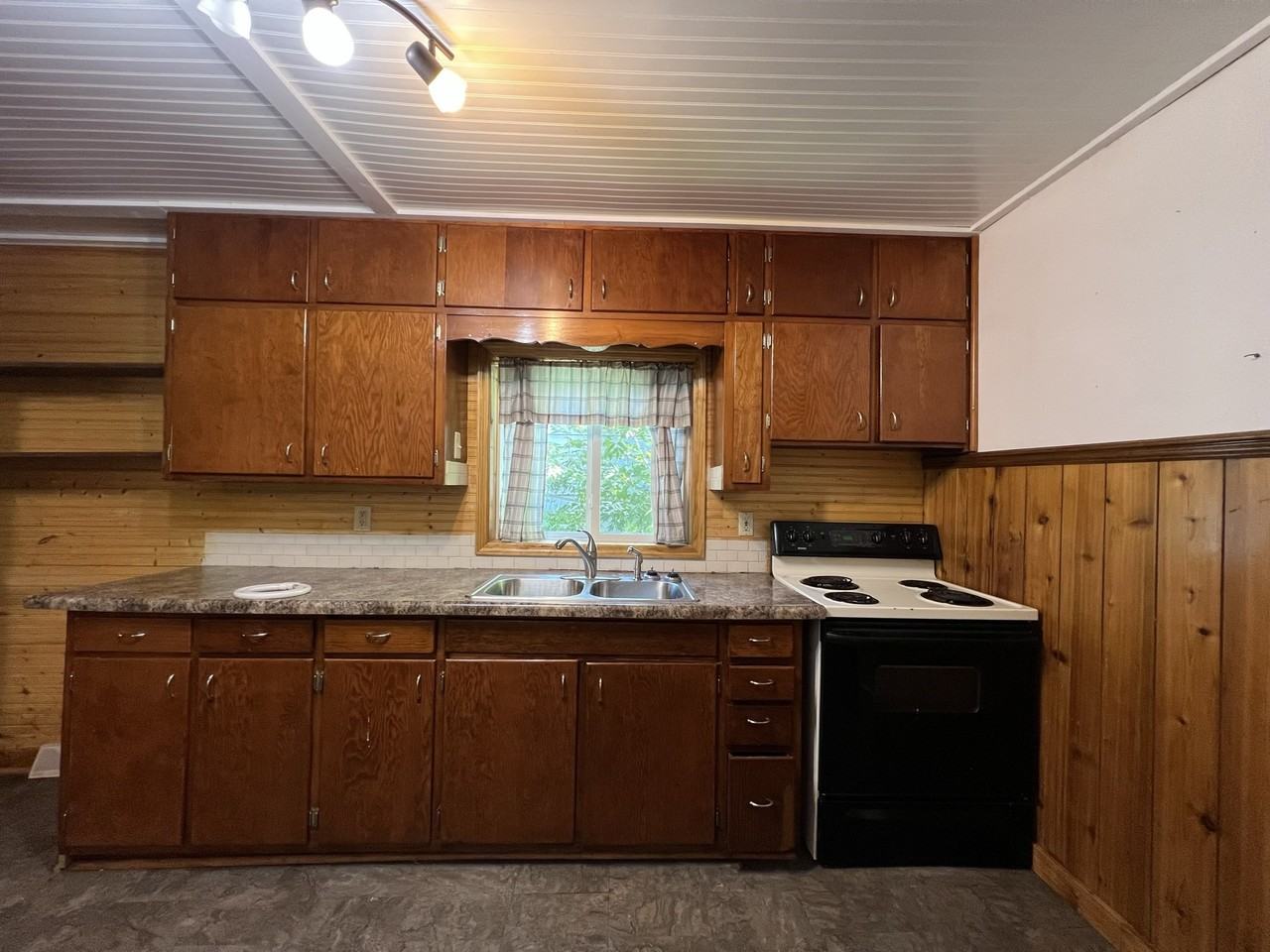 614 Saint Claire Street - Photo 2 of 13