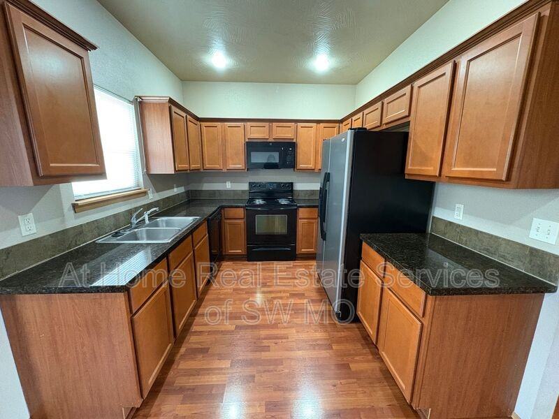 650 S Rilynn Ave - Photo 3 of 15