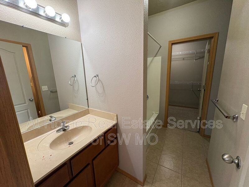 650 S Rilynn Ave - Photo 5 of 15