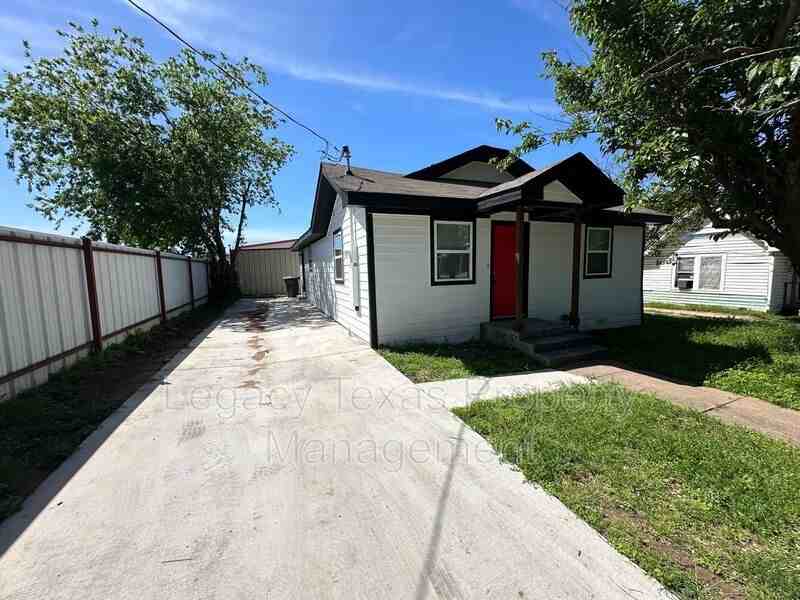 112 W Wilson St - Photo 2 of 10