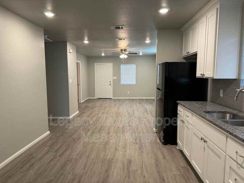 112 W Wilson St - Photo 3 of 10