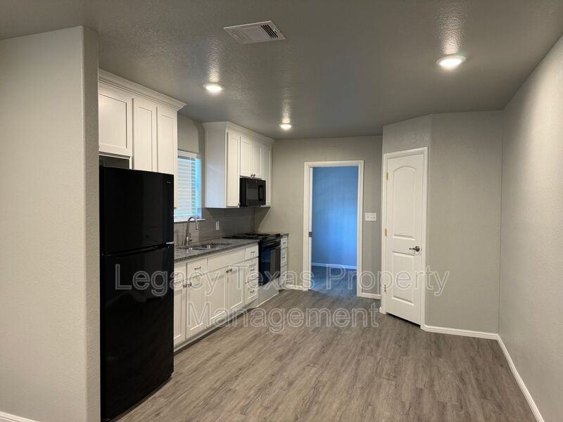 112 W Wilson St - Photo 4 of 10