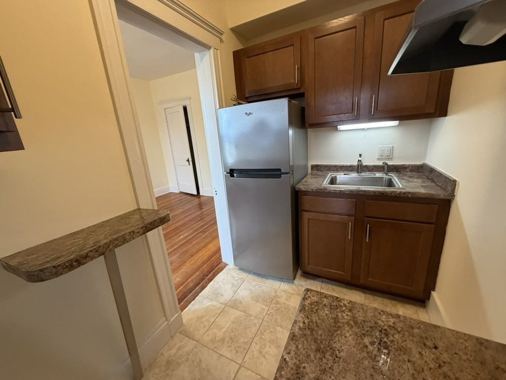 181 Winthrop Rd #5 - Photo 3 of 7