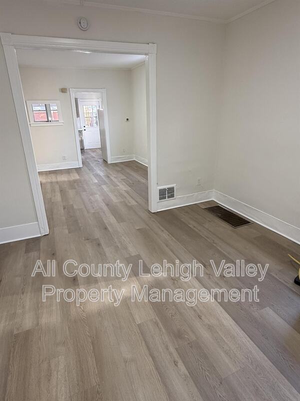 326 N Fountain St - Photo 2 of 8