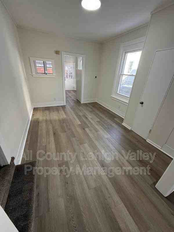 326 N Fountain St - Photo 3 of 8