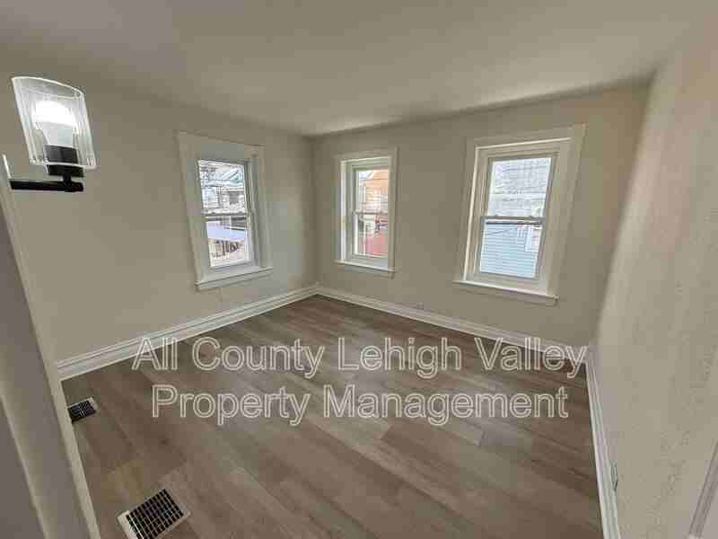 326 N Fountain St - Photo 4 of 8