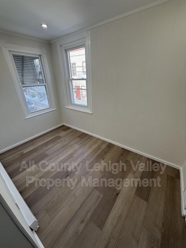 326 N Fountain St - Photo 5 of 8