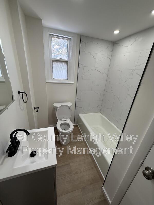 326 N Fountain St - Photo 6 of 8