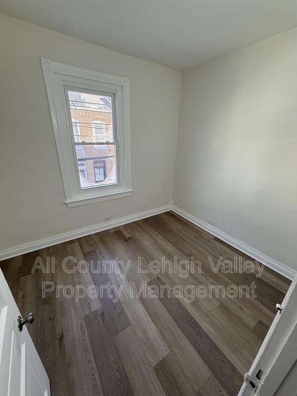 326 N Fountain St - Photo 7 of 8