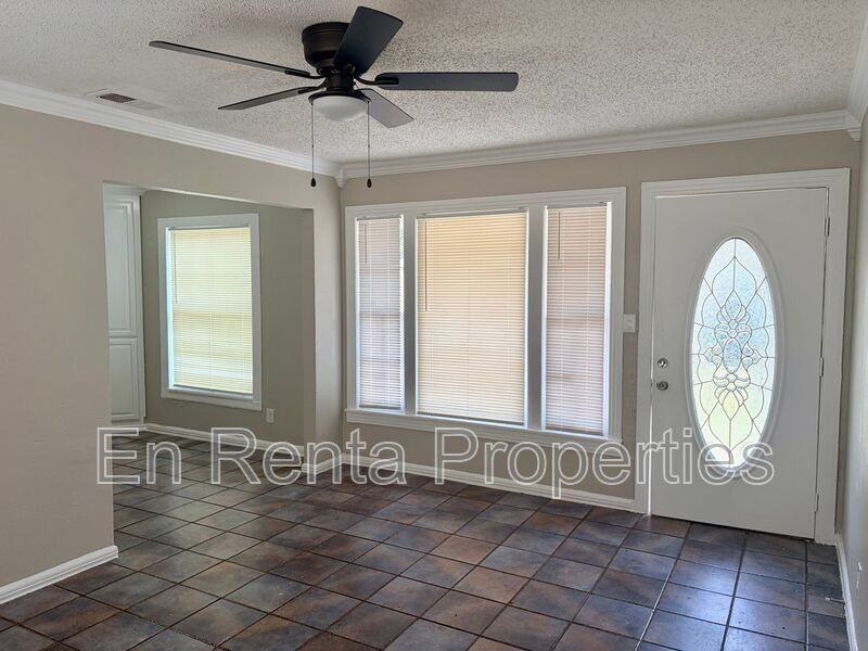 601 W Beach St - Photo 3 of 13