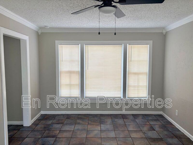 601 W Beach St - Photo 4 of 13