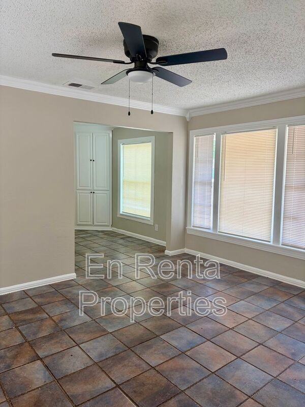 601 W Beach St - Photo 5 of 13