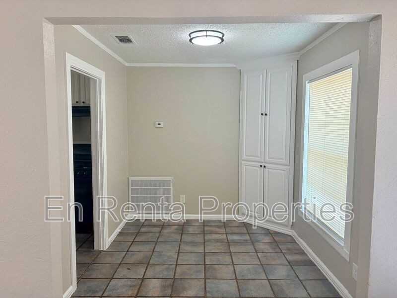 601 W Beach St - Photo 7 of 13