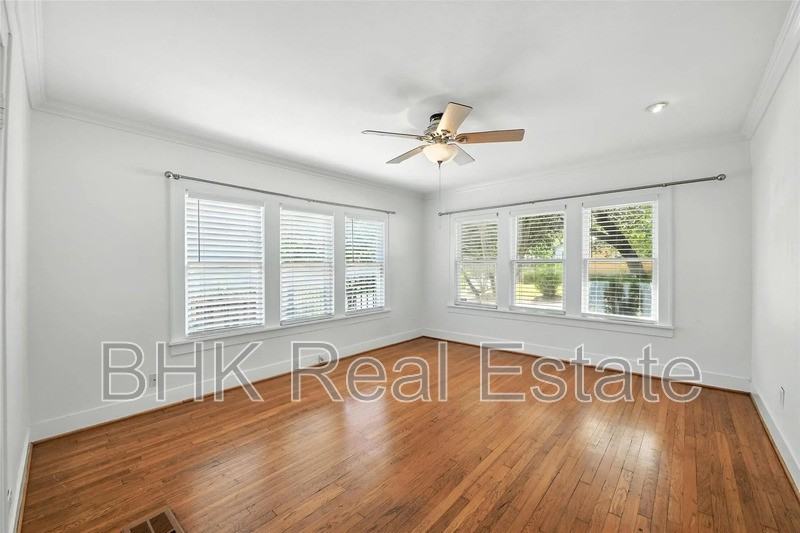 4036 Dexter Ave - Photo 7 of 22