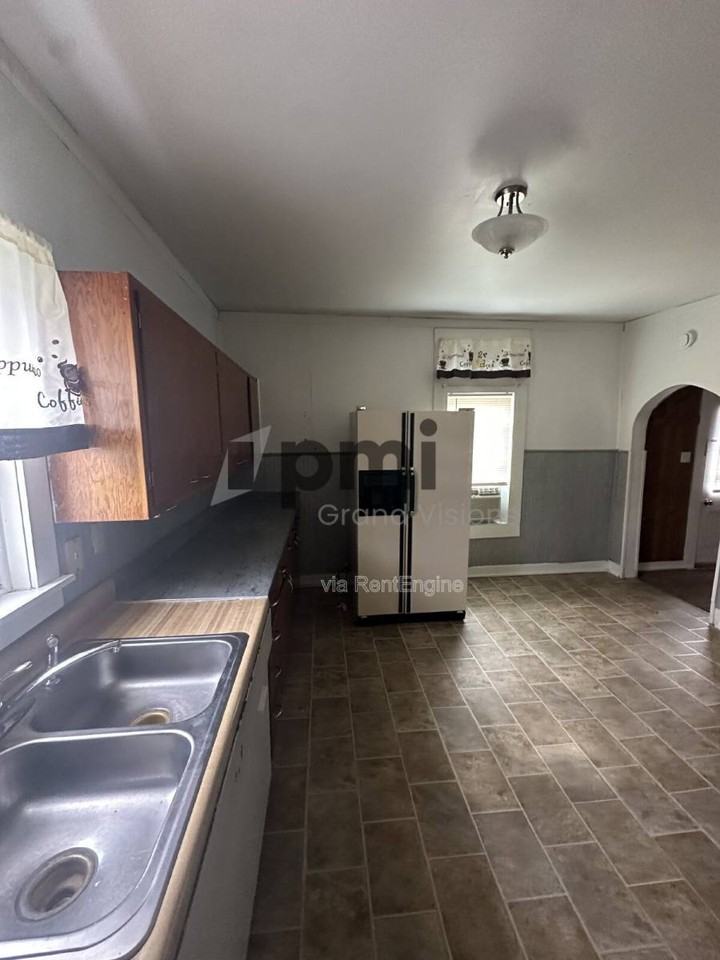 2808 Champaign Ave - Photo 3 of 10