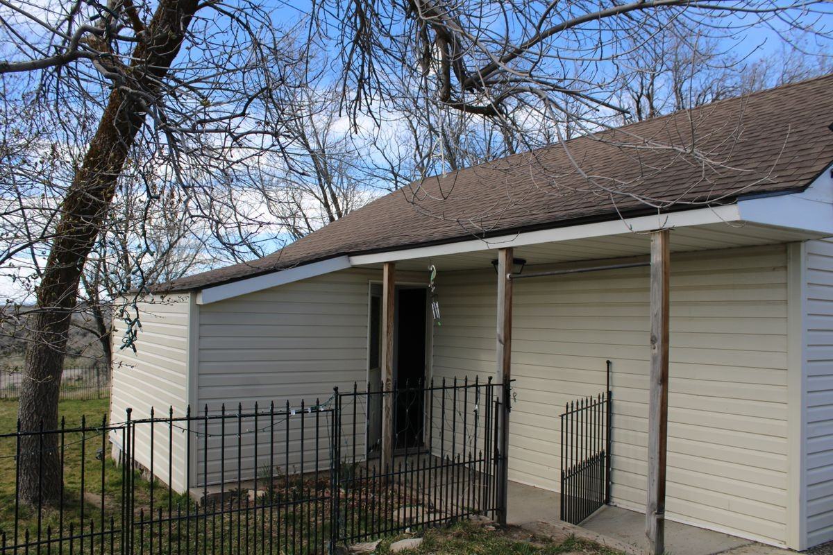 517 W C St - Photo 2 of 3