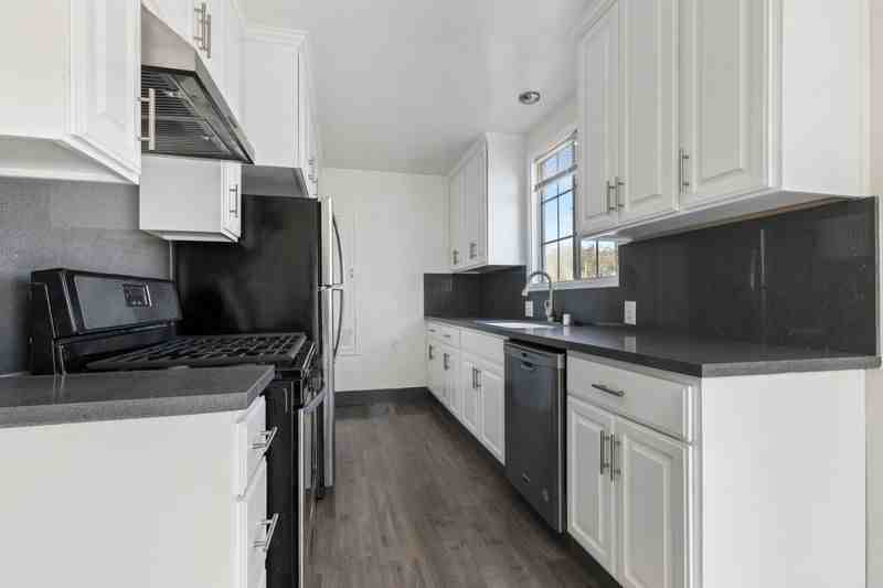 2119 1/2 Stewart St - Photo 2 of 8