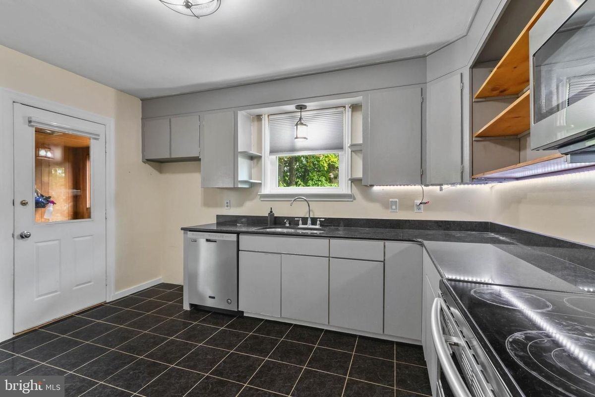 5125 Cetronia Rd - Photo 5 of 12