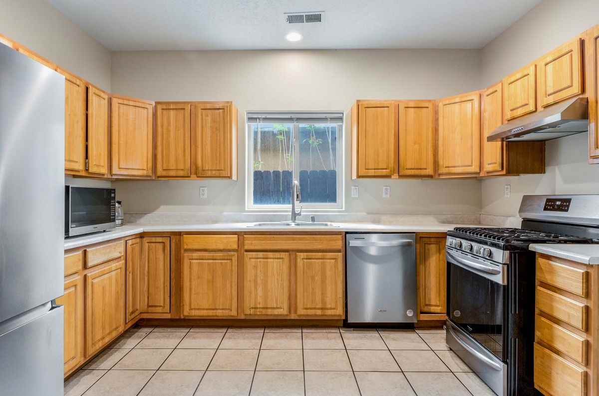 1221 Paisano St Ne - Photo 2 of 34