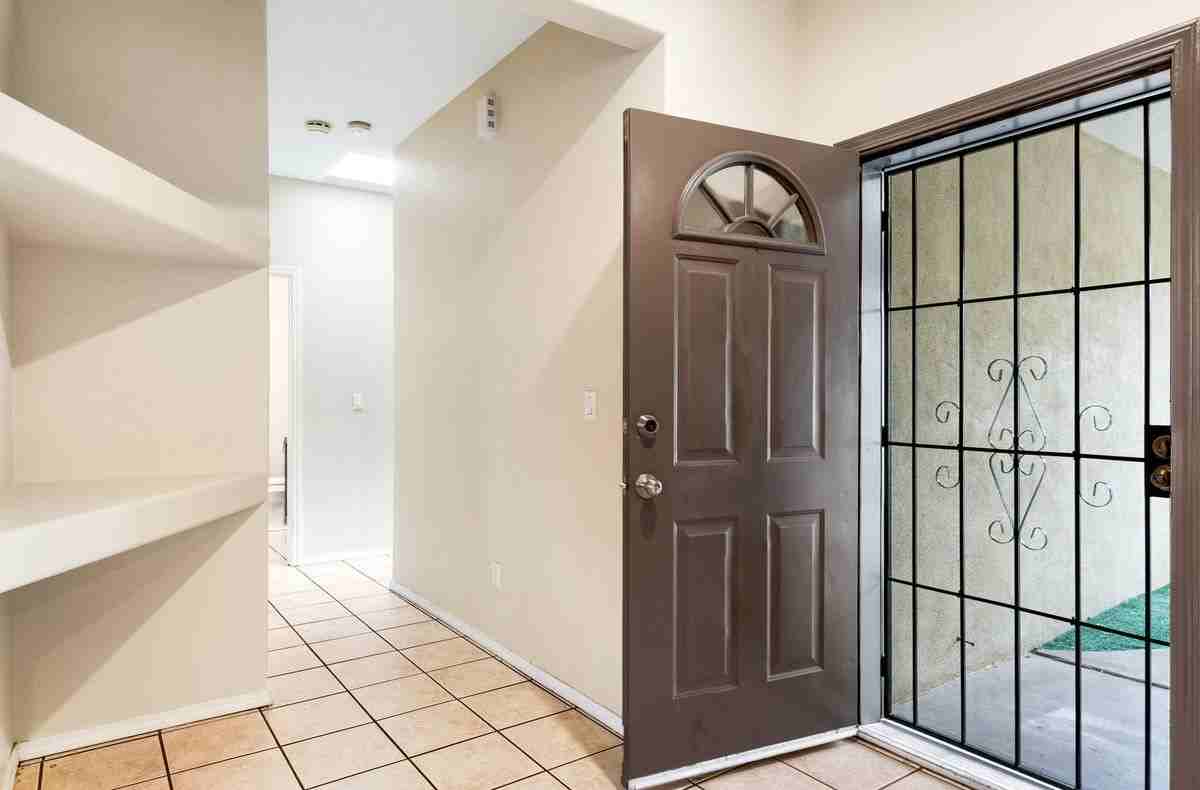 1221 Paisano St Ne - Photo 3 of 34