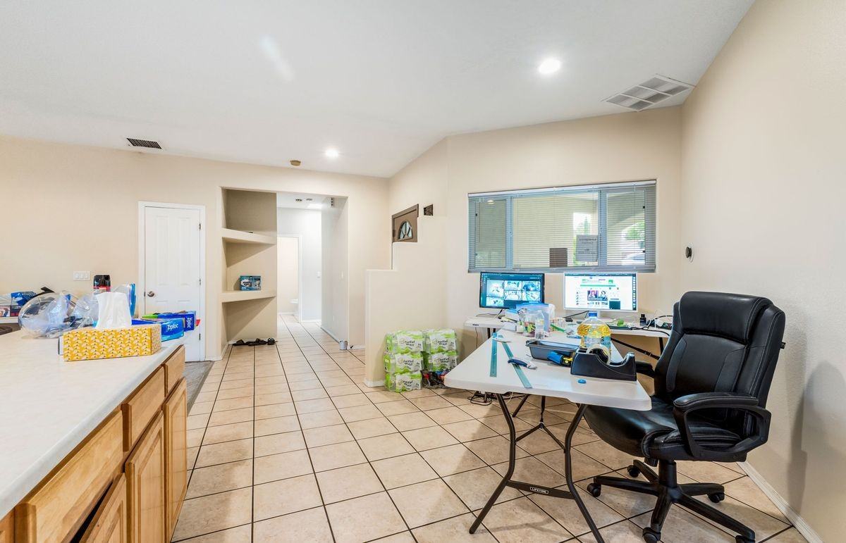 1221 Paisano St Ne - Photo 6 of 34