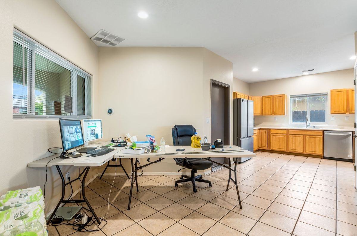 1221 Paisano St Ne - Photo 7 of 34