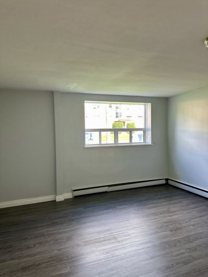 325 Saguenay Ave - Photo 5 of 6