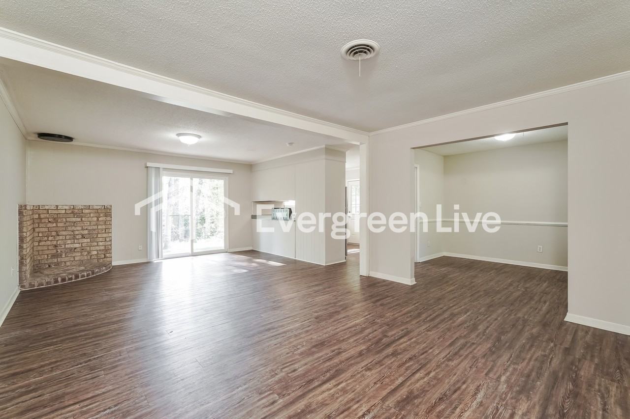1906 Driftwood Dr - Photo 2 of 15