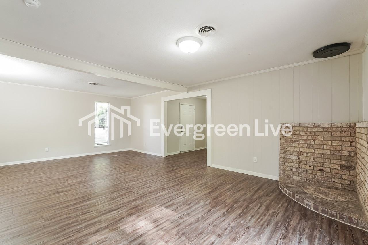 1906 Driftwood Dr - Photo 3 of 15
