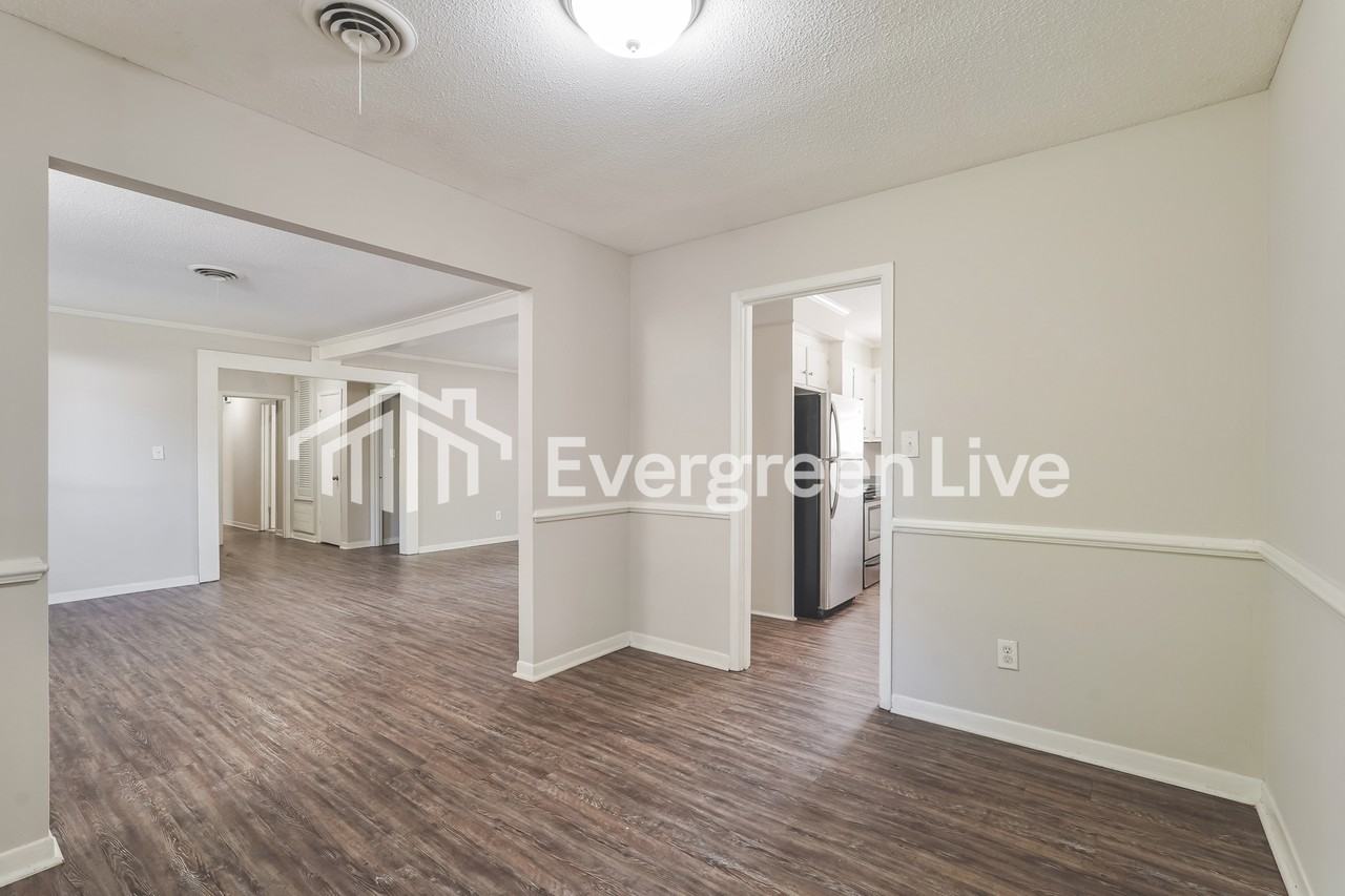 1906 Driftwood Dr - Photo 4 of 15