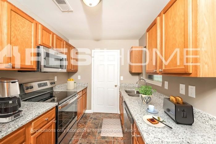 1041 Georgetown Ln - Photo 4 of 18