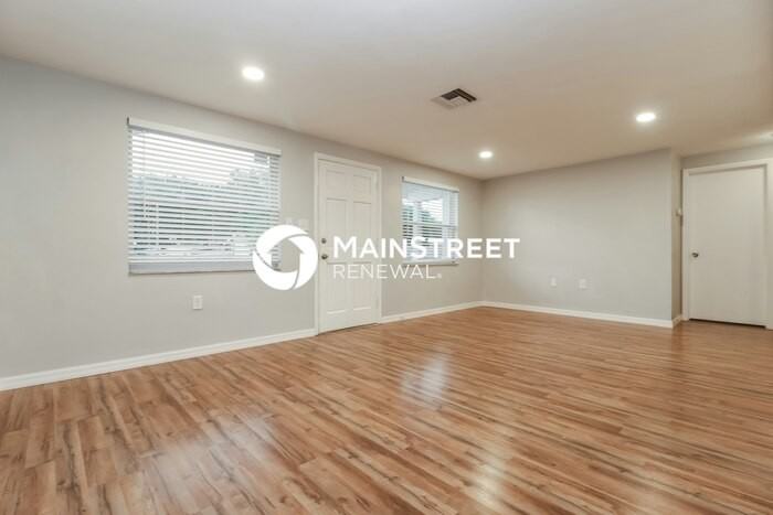 3040 Brompton Dr - Photo 3 of 16