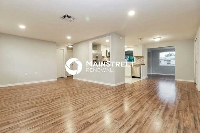 3040 Brompton Dr - Photo 4 of 16