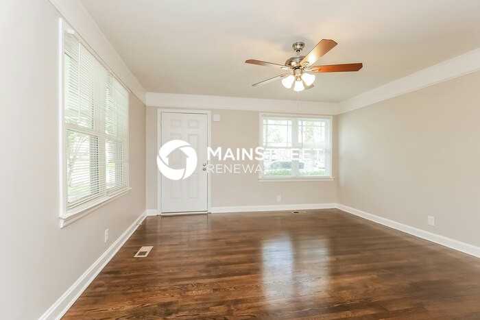 209 W Bledsoe St - Photo 2 of 16