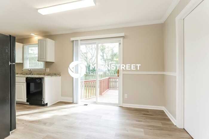 209 W Bledsoe St - Photo 4 of 16